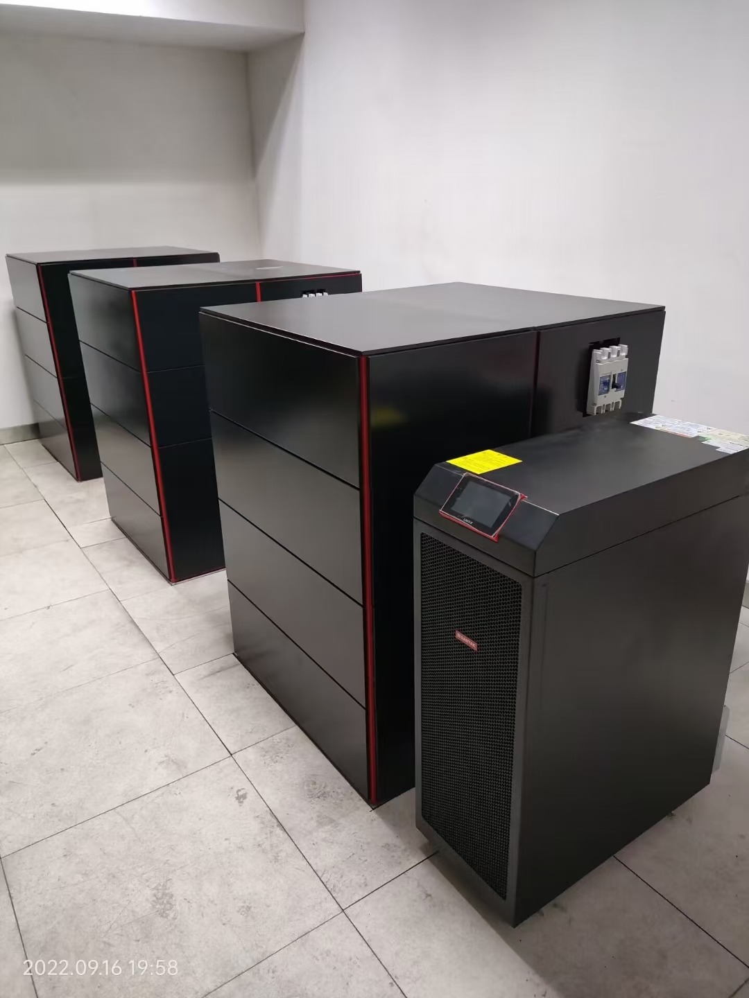 首先科华ups电源蓄电池的核心特性在于其卓越的稳定性和高效的能量