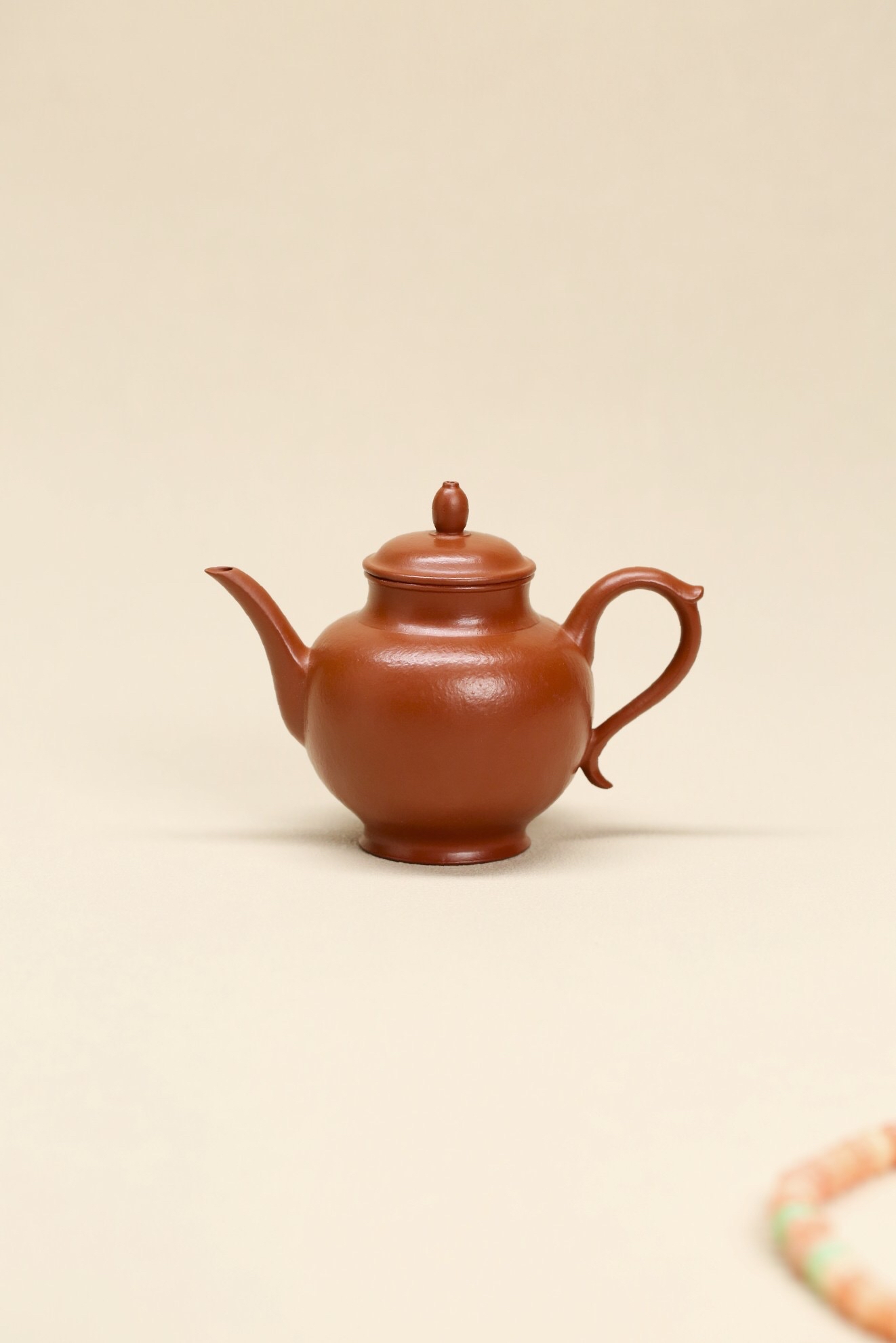 壶体仿酒壶之姿,由上渐展,一气呵成!