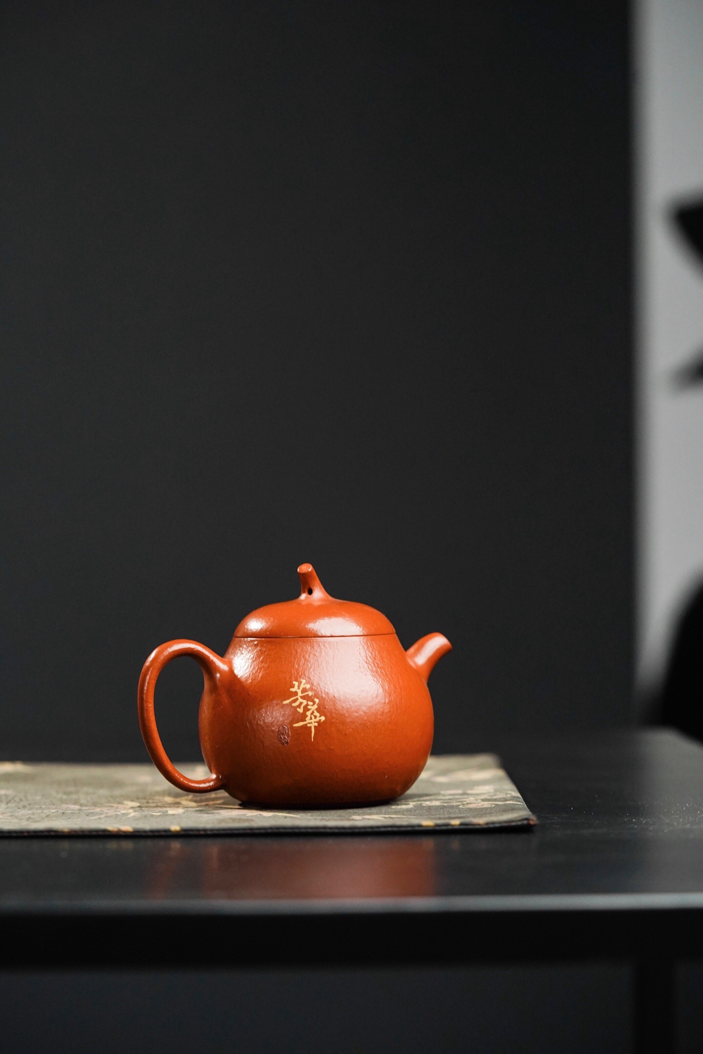 容量180cc 泥料,原矿朱泥 其形宛若熟透茄瓜,曲线柔美微翘,壶把昂扬