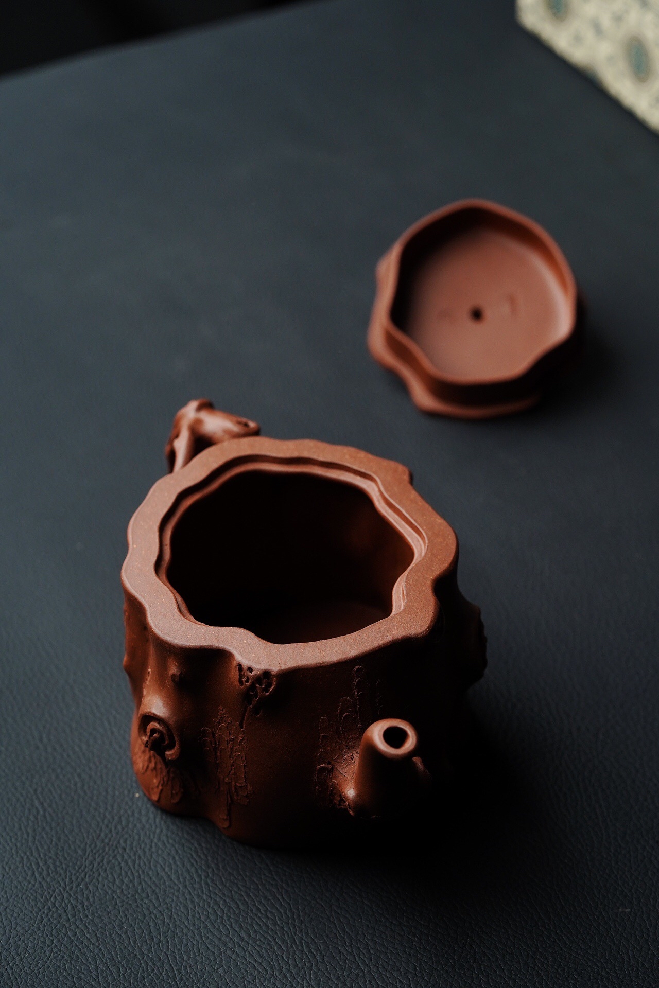 松桩·全手工 容量350cc 泥料,原矿降坡泥 此松桩壶,淋漓尽致地捕捉了