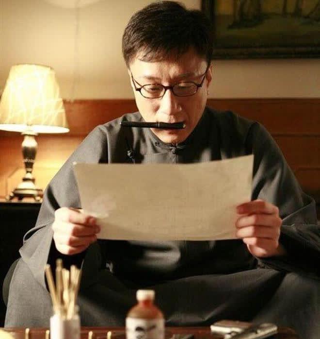 《潜伏》里的佛龛不过是延安的一个小学教师,他怎么可能搞来重要情报?