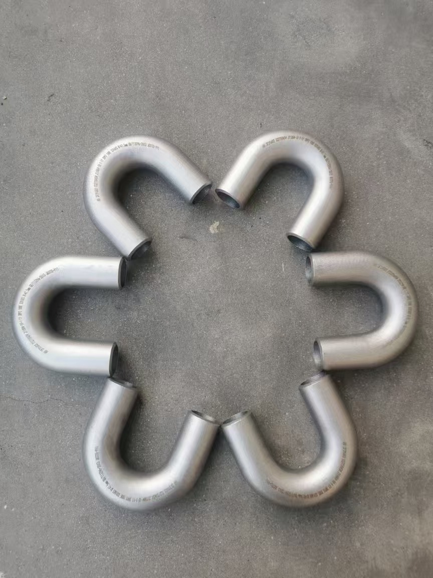 这种弯头的特性之一就是其优异的流体通行能力,流体在转弯时可以