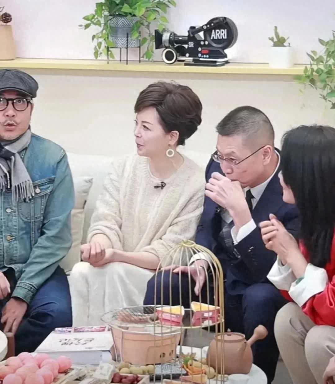 近日,湖南台主持人yoyo在其个人社交账号分享湖南台主持人重聚一起的