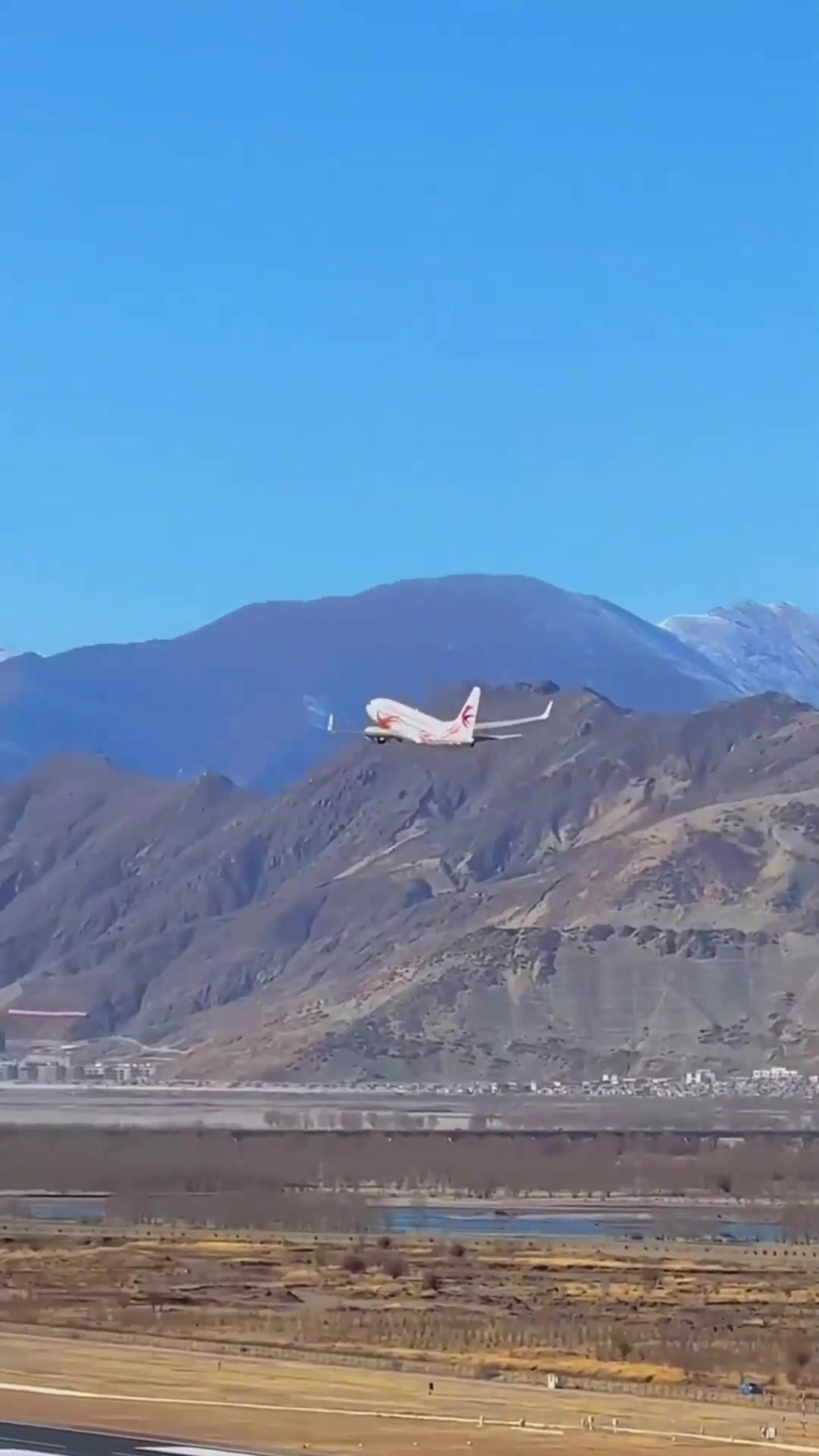 夏日旅行,拉萨贡嘎机场飞机起飞,旅游推荐