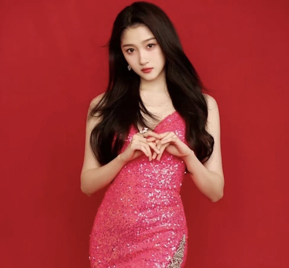 关晓彤的新电影,其实是鹿晗很早之前就帮她牵的线,项目的出品人还是