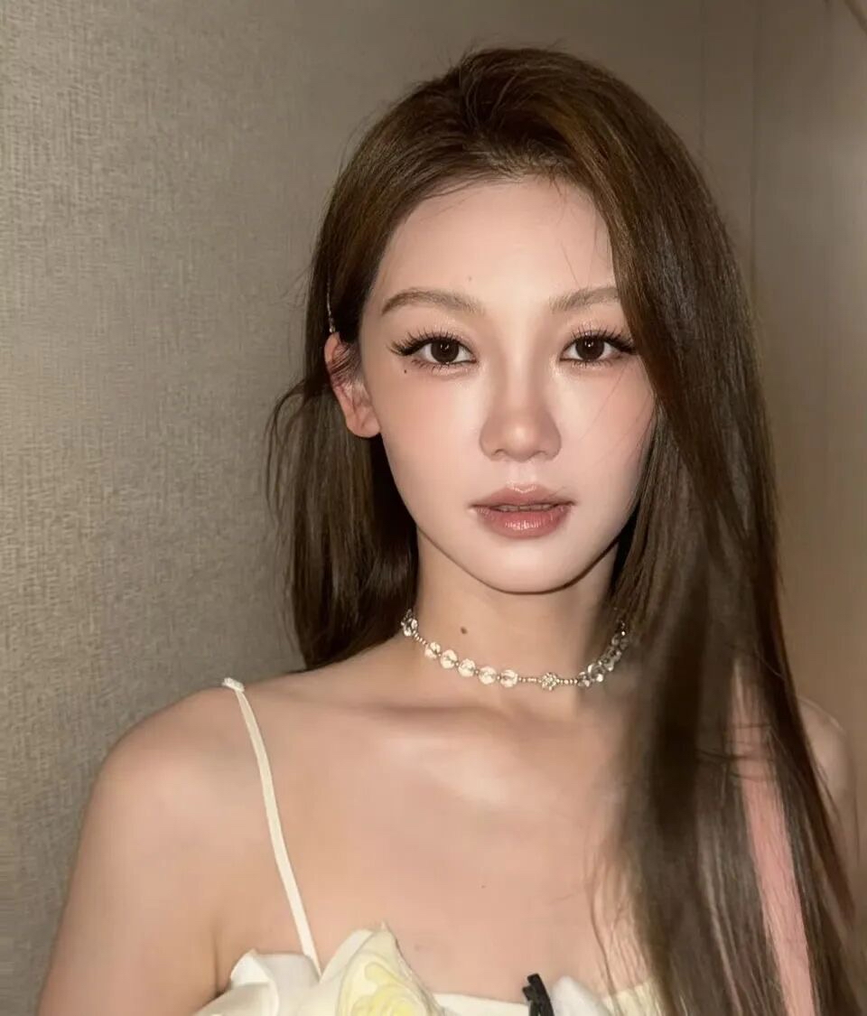 苗苗最近发在网上的照片风格大变,整个人和之前完全不一样,很多人都在