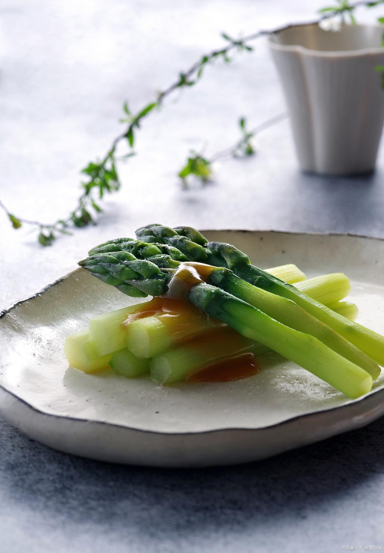 "上周五晚上,表弟拎着两瓶牛栏山冲进我家,满脸通