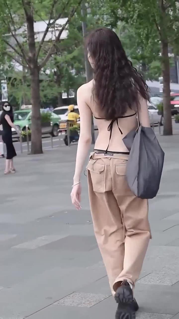 美女的背影如此迷人,这么光滑的后背,不拔两个罐太可惜了