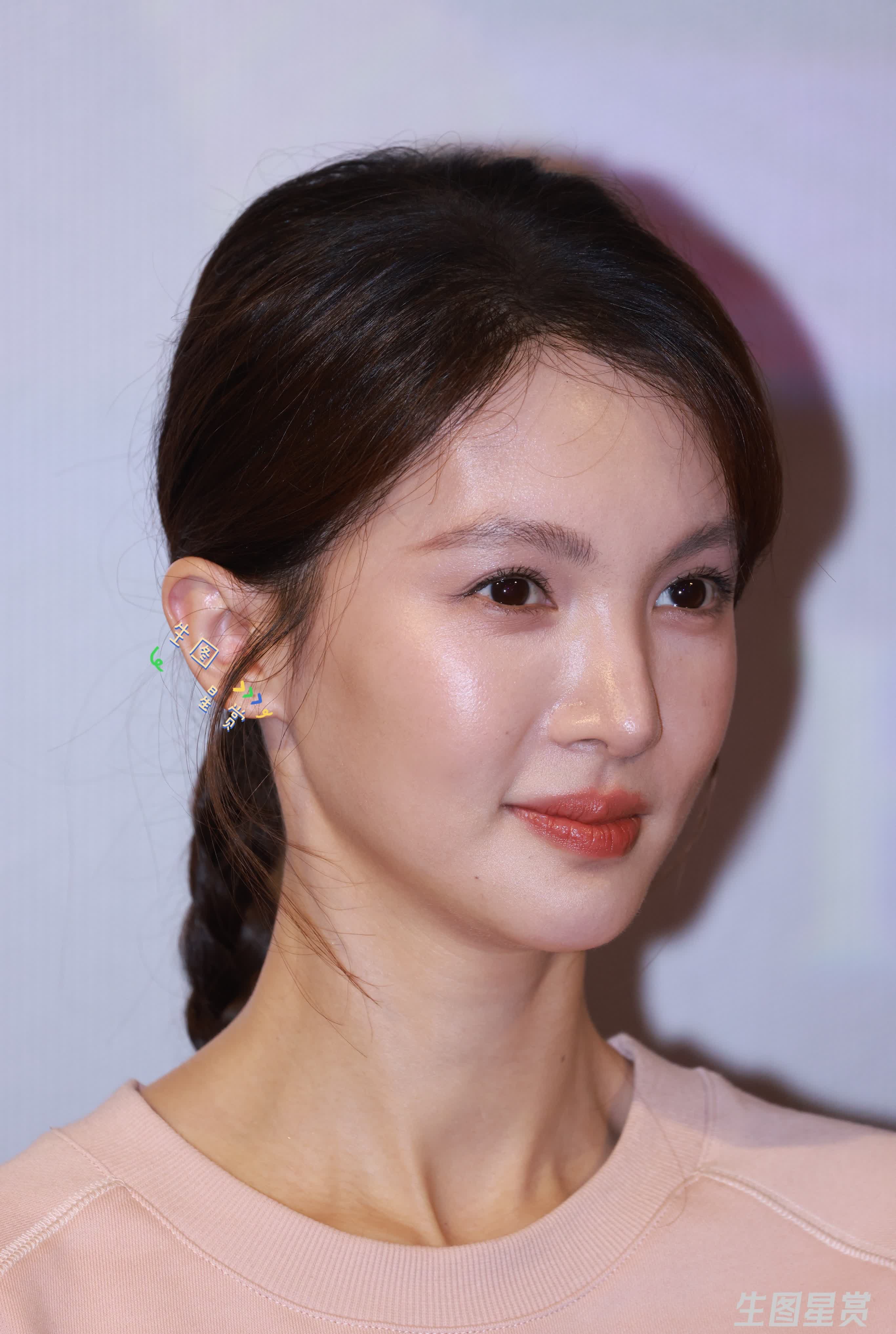 春节连更计划# 金晨怼脸抓拍镜头,好可爱好有活力啊,她的鼻子据说是