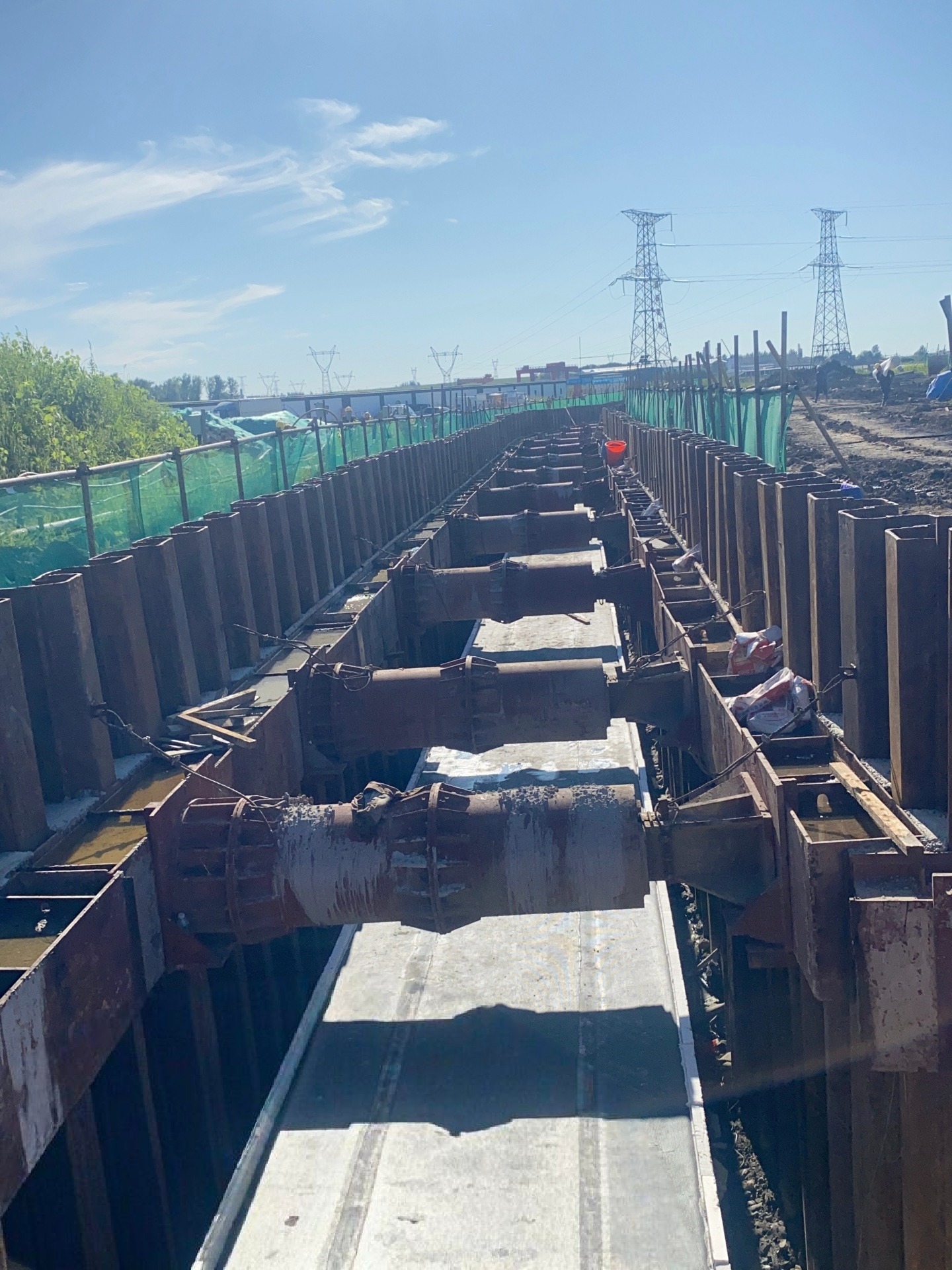 这种钢板桩像乐高积木一样可以灵活拼接,特别适合临时工程和复杂