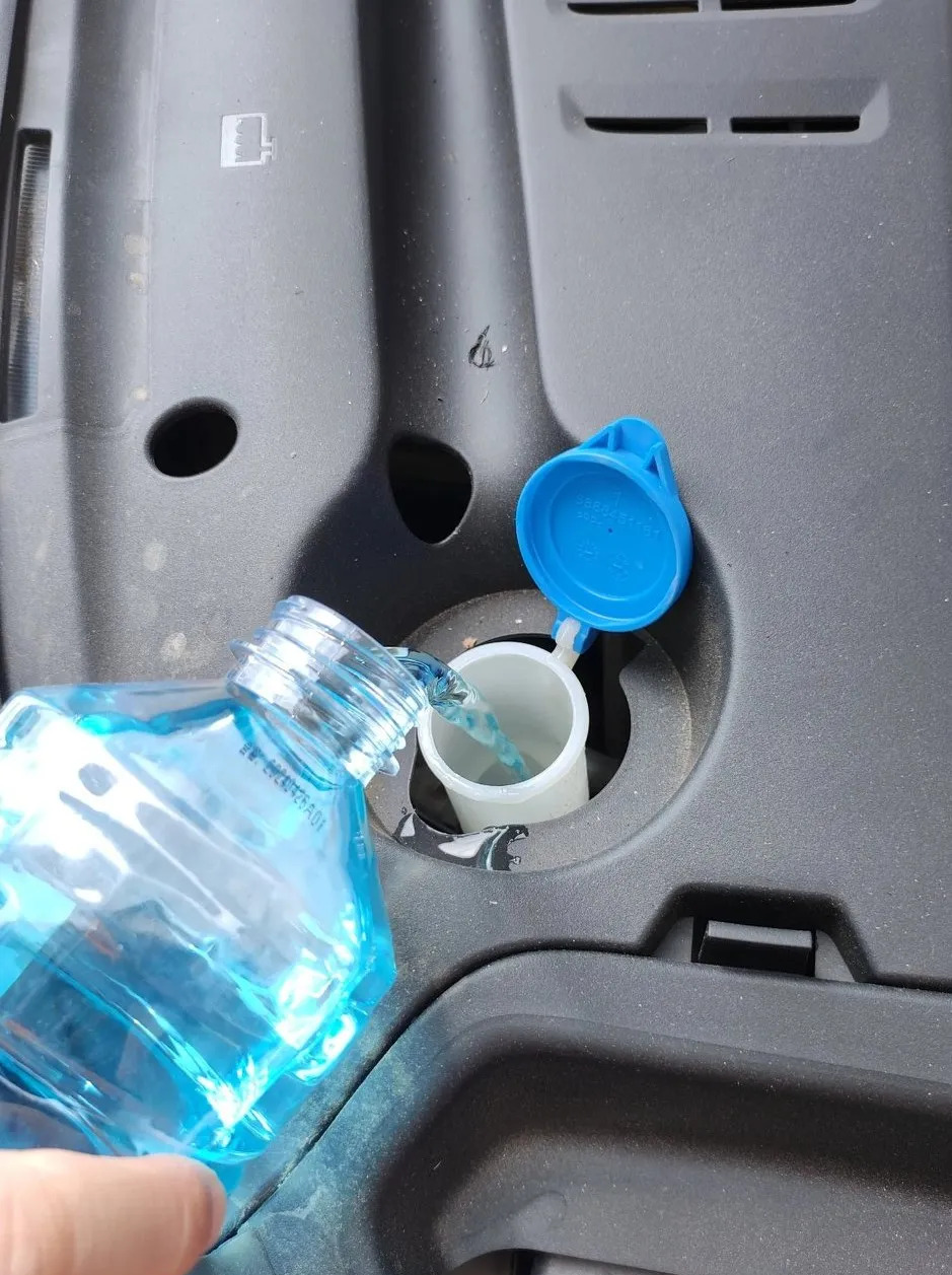 货车添加玻璃水照片汽车玻璃水储液壶汽车玻璃洗涤水壶汽车玻璃水壶4