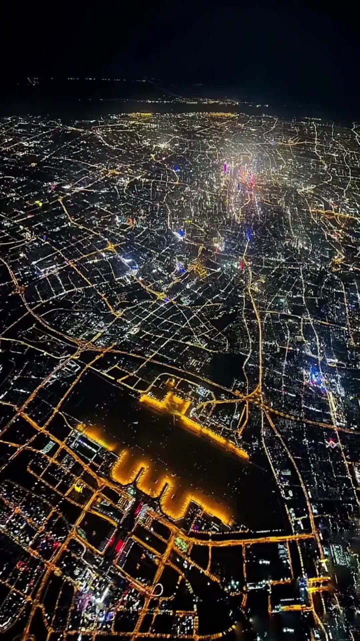 航拍祖国上海夜景!我国的超大城市,6300平方公里创造3万亿gdp的大城市