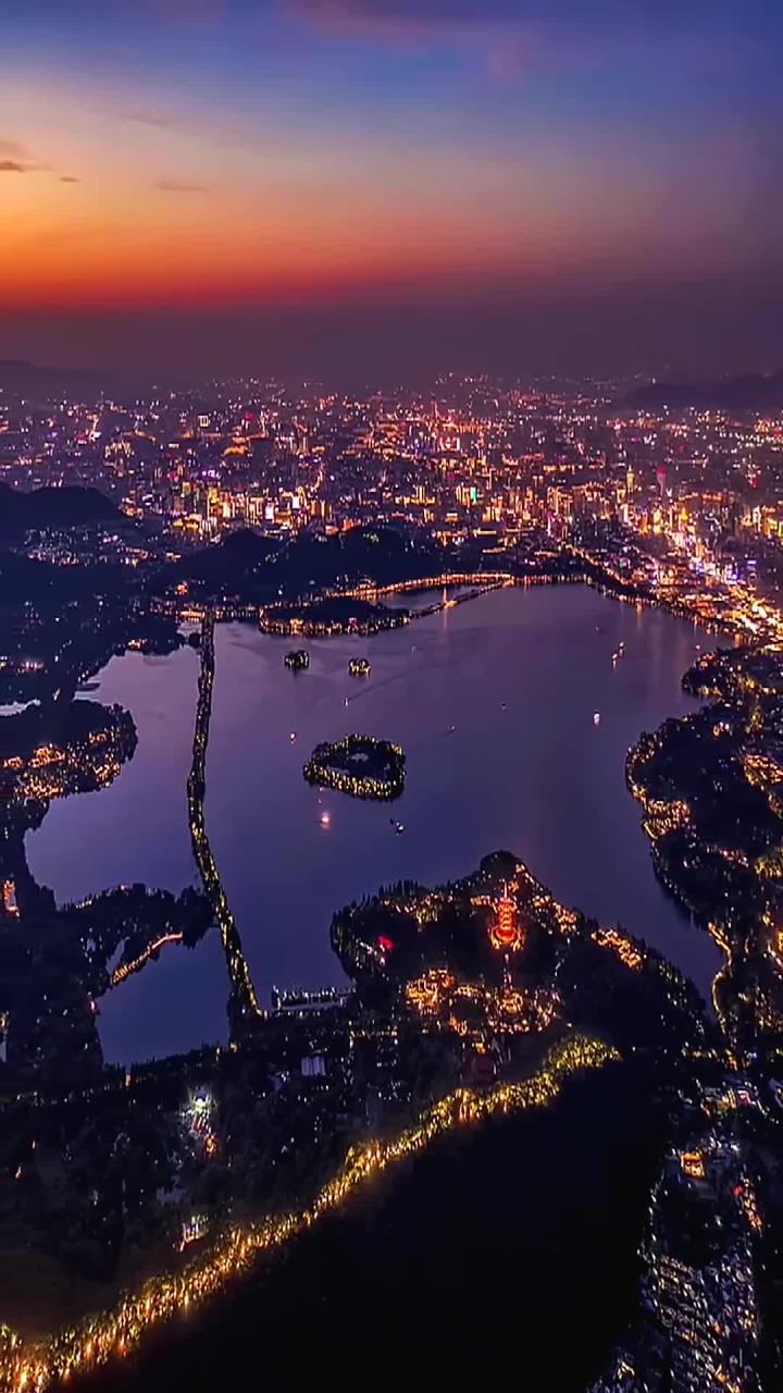 航拍杭州西湖夜景,水光潋滟晴方好,谁能拒绝这么美的西湖