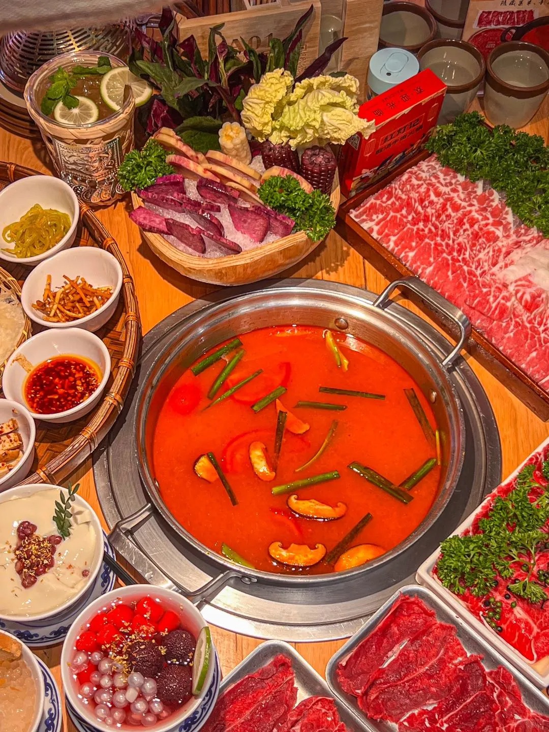 带外地朋友打卡万家丽这家酸汤牛肉火锅让她爱上贵州味