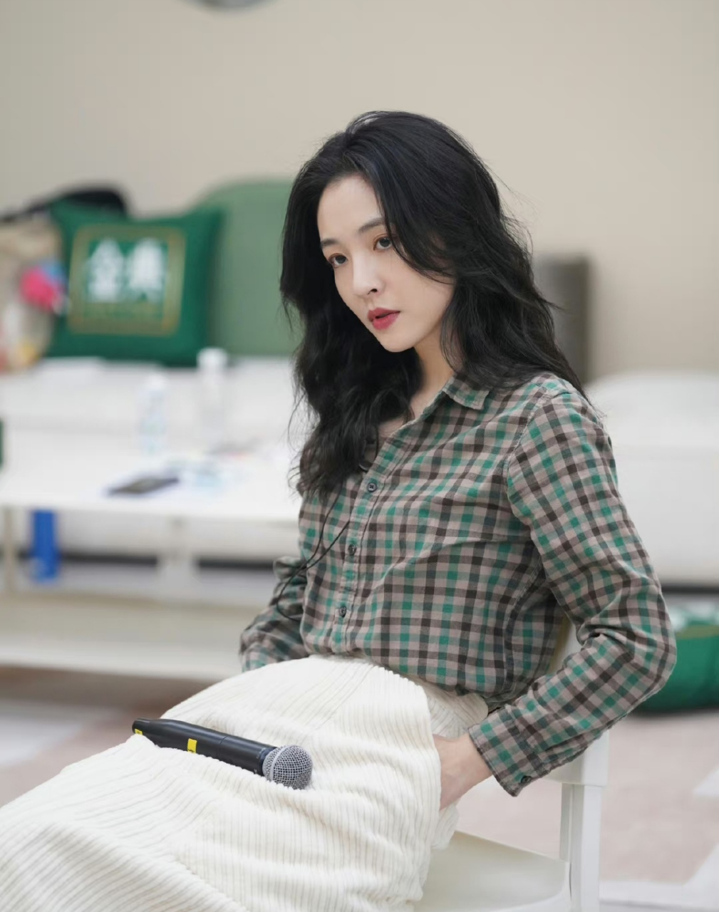 吴倩在练习室看歌词本排练,演员脸在镜头里太优越了,低调的格子衬衫加
