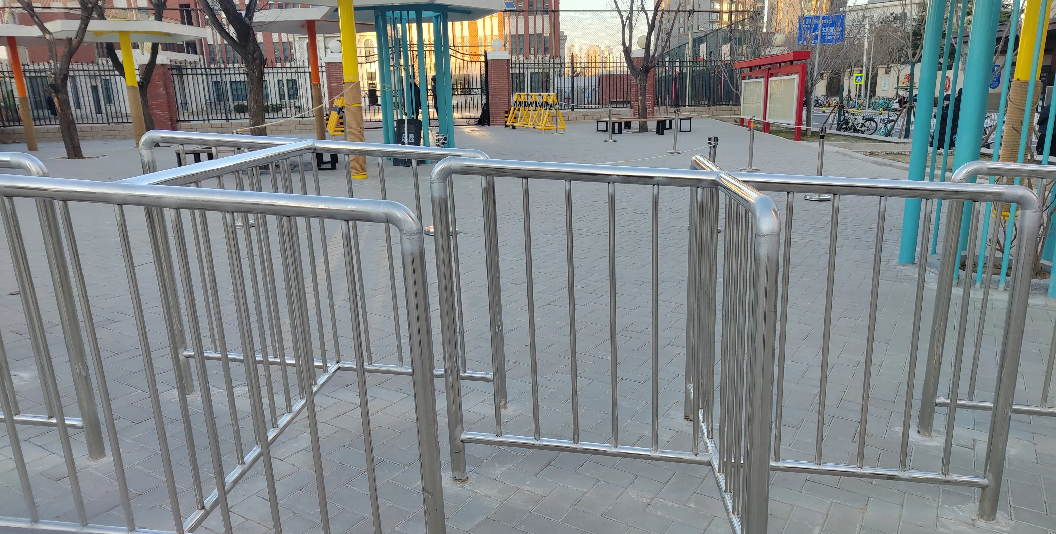 在北京,不管是公园,小区,还是单位,在进出口处都爱设置一种曲型栅栏门