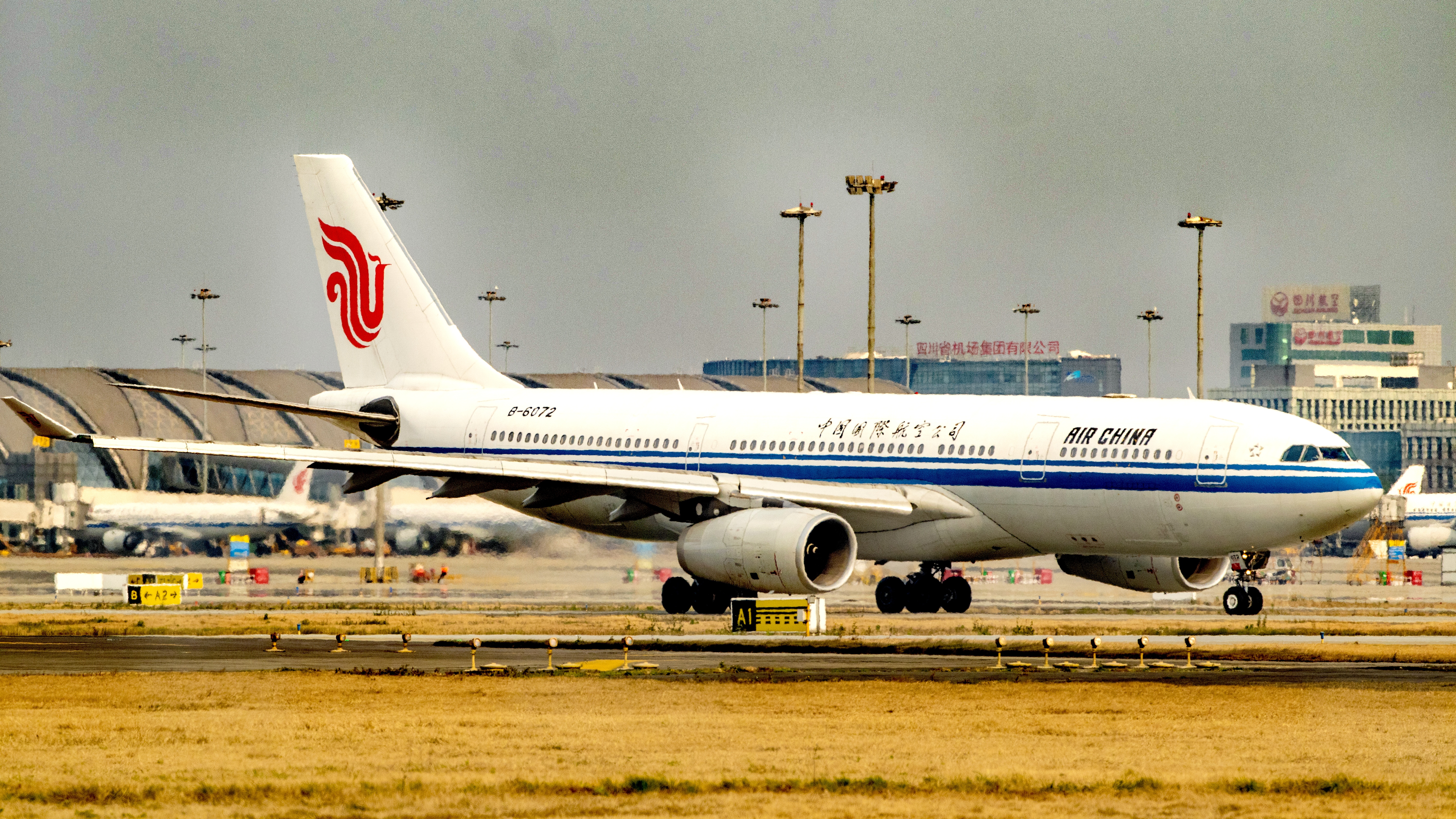 国航空客a332滑行等待起飞