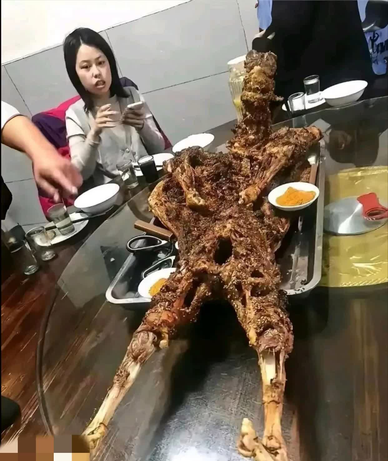 这烤全羊卖相太棒啦,看着就馋得人直咽口水!