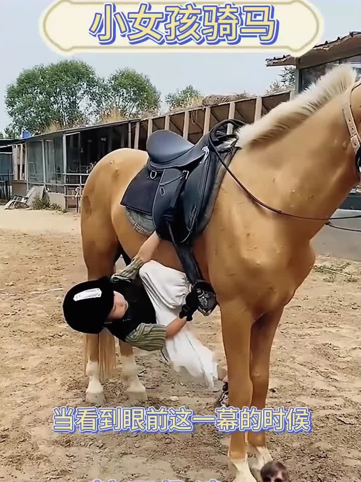 小女孩骑马,姿势太帅了