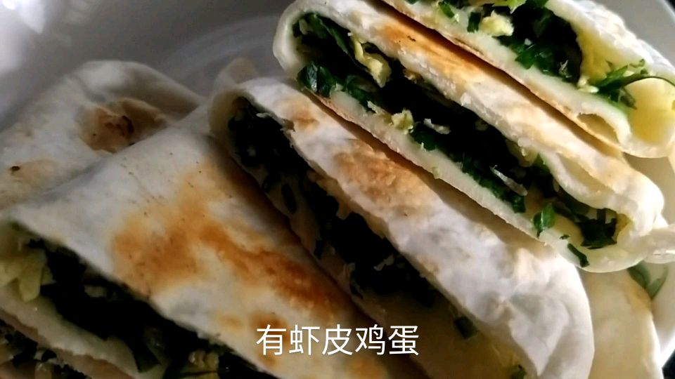 6月的韭菜太老了不好吃,放点虾皮鸡蛋包成韭菜盒子,吃着还可以