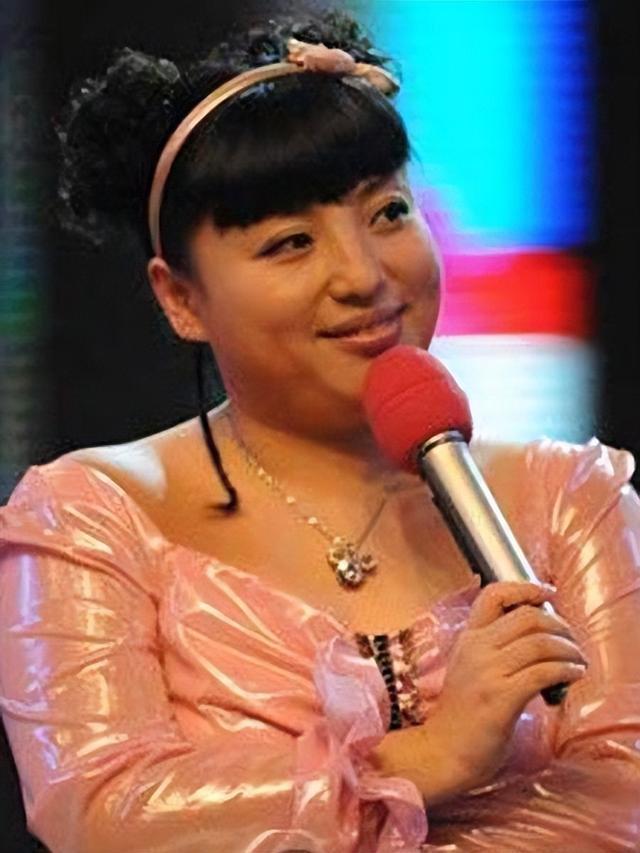 从路人皆知到无影无踪,患抑郁症的笑星何晶晶,如今怎样了?