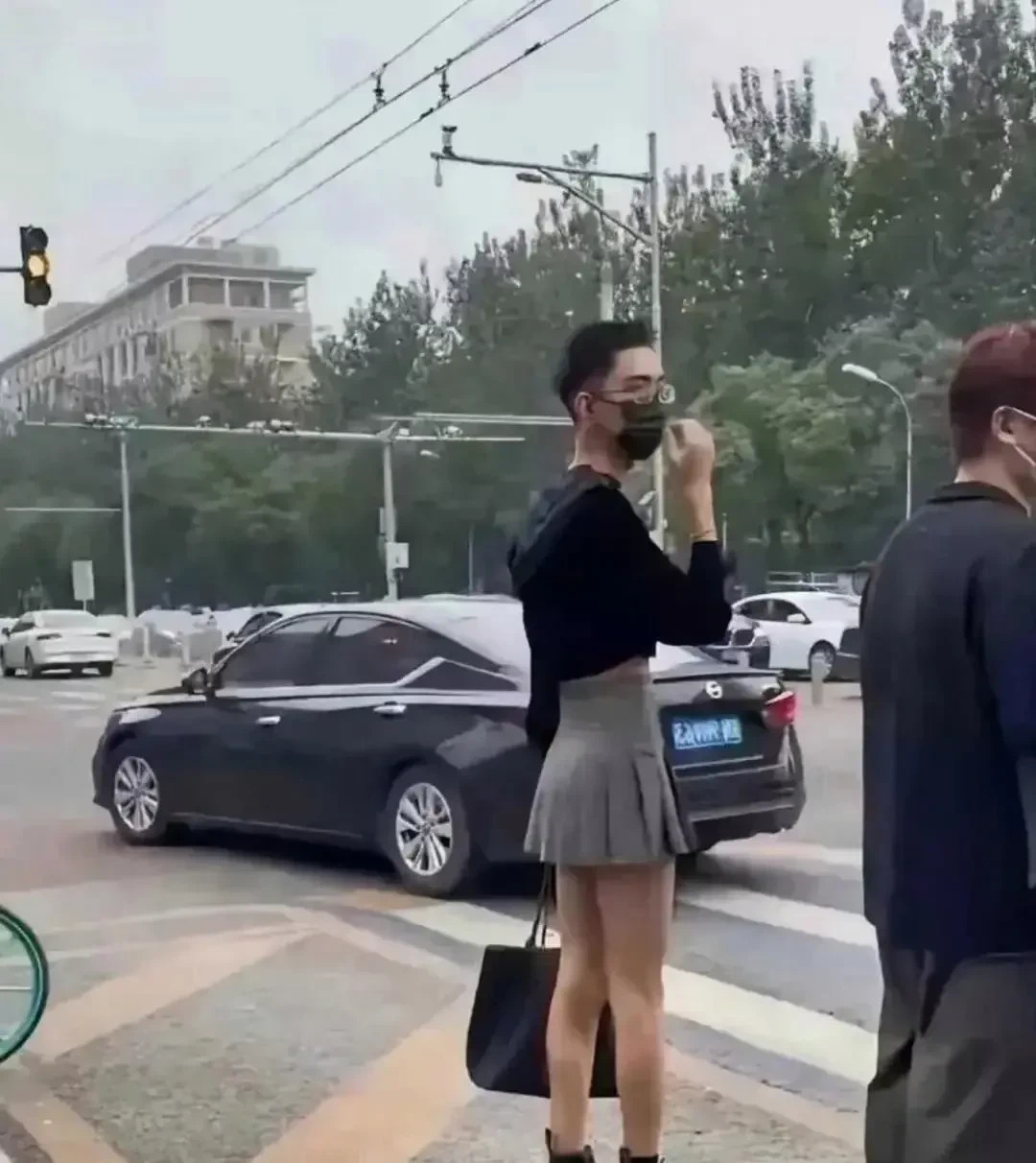 穿女裙的男生男穿女裙男人穿裙子的图片搞笑穿裙子的小男子汉讽刺了