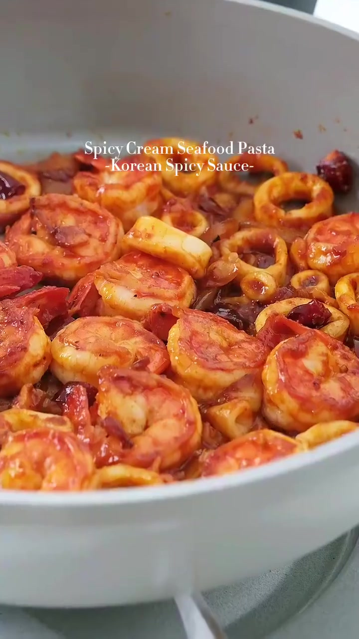 韩式辣奶油虾仁海鲜意面,奶香浓郁