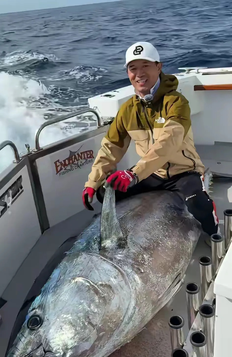 钓鱼界大哥大邓刚,今天看视频,看他在新西兰海域钓到一条重达700