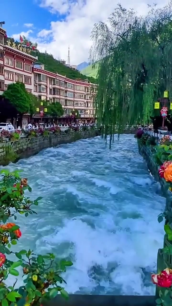 端午游玩,来到美丽的康定城,走在折多河边,你会想起一首什么歌