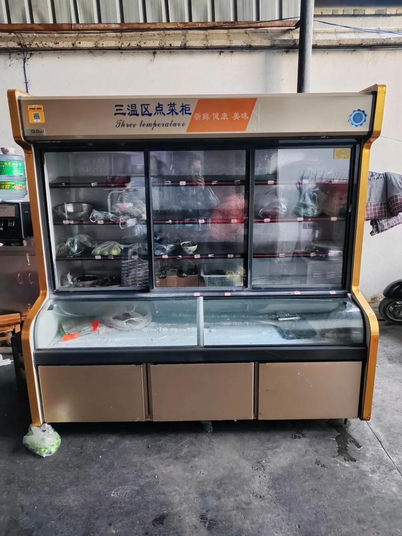 这个点菜柜不仅是菜品展示的窗口,更是让人垂涎欲滴的艺术品