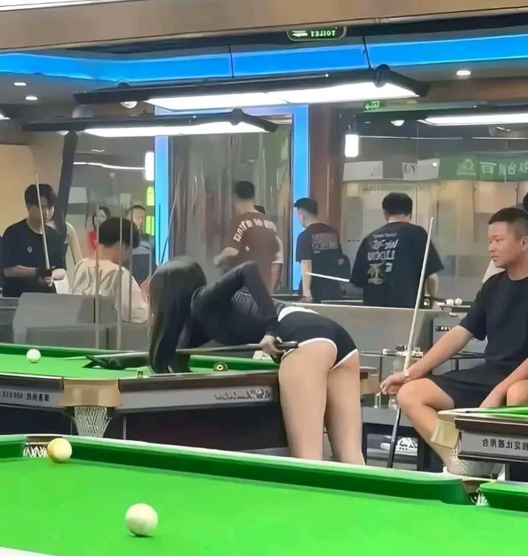 在台球桌上,要想把球打得精准,就得考虑击球的角度,发力的大小好多