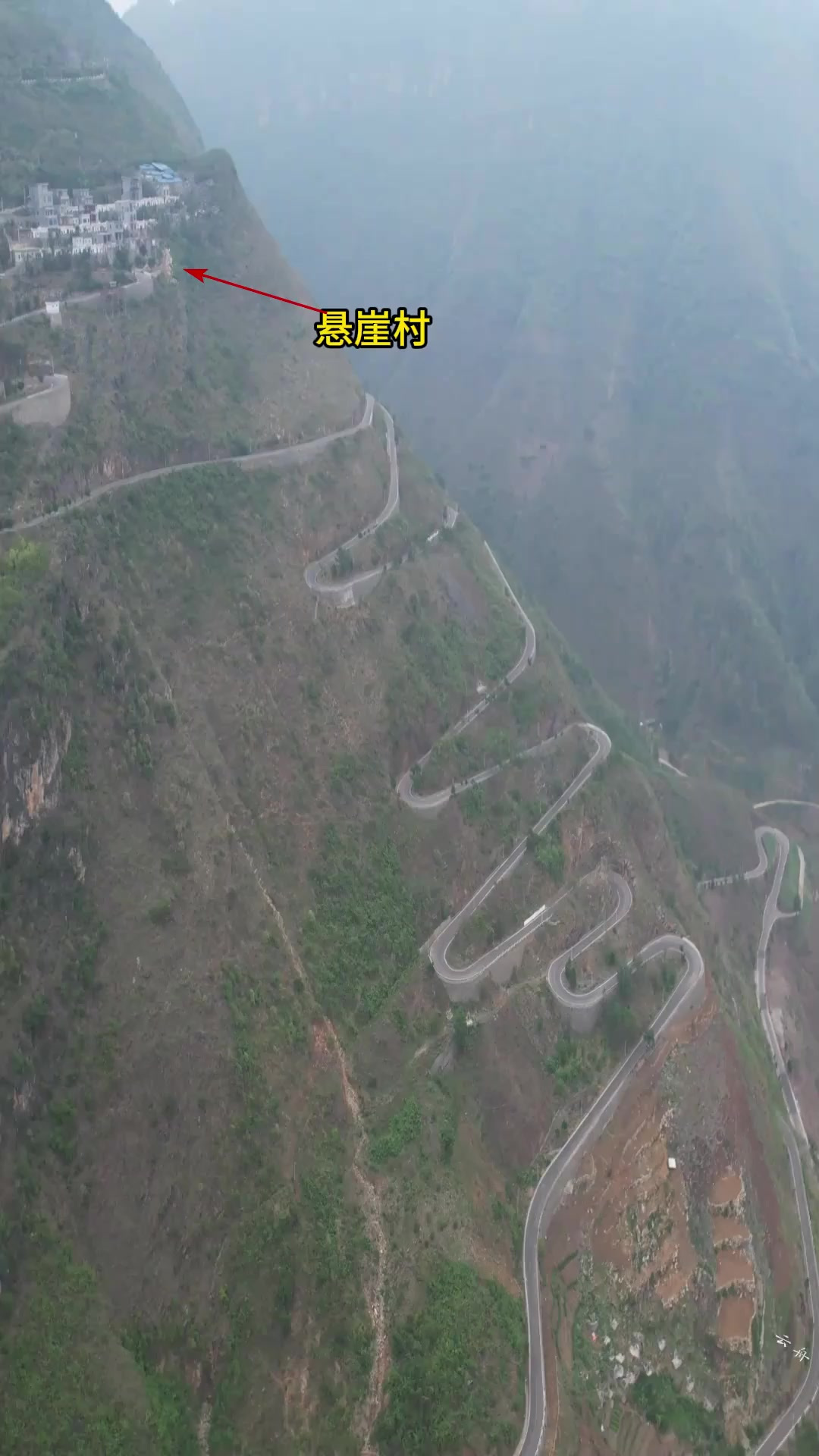 贵州最险峻的村庄,蜿蜒曲折的盘山公路,平时鸟都飞不过去!
