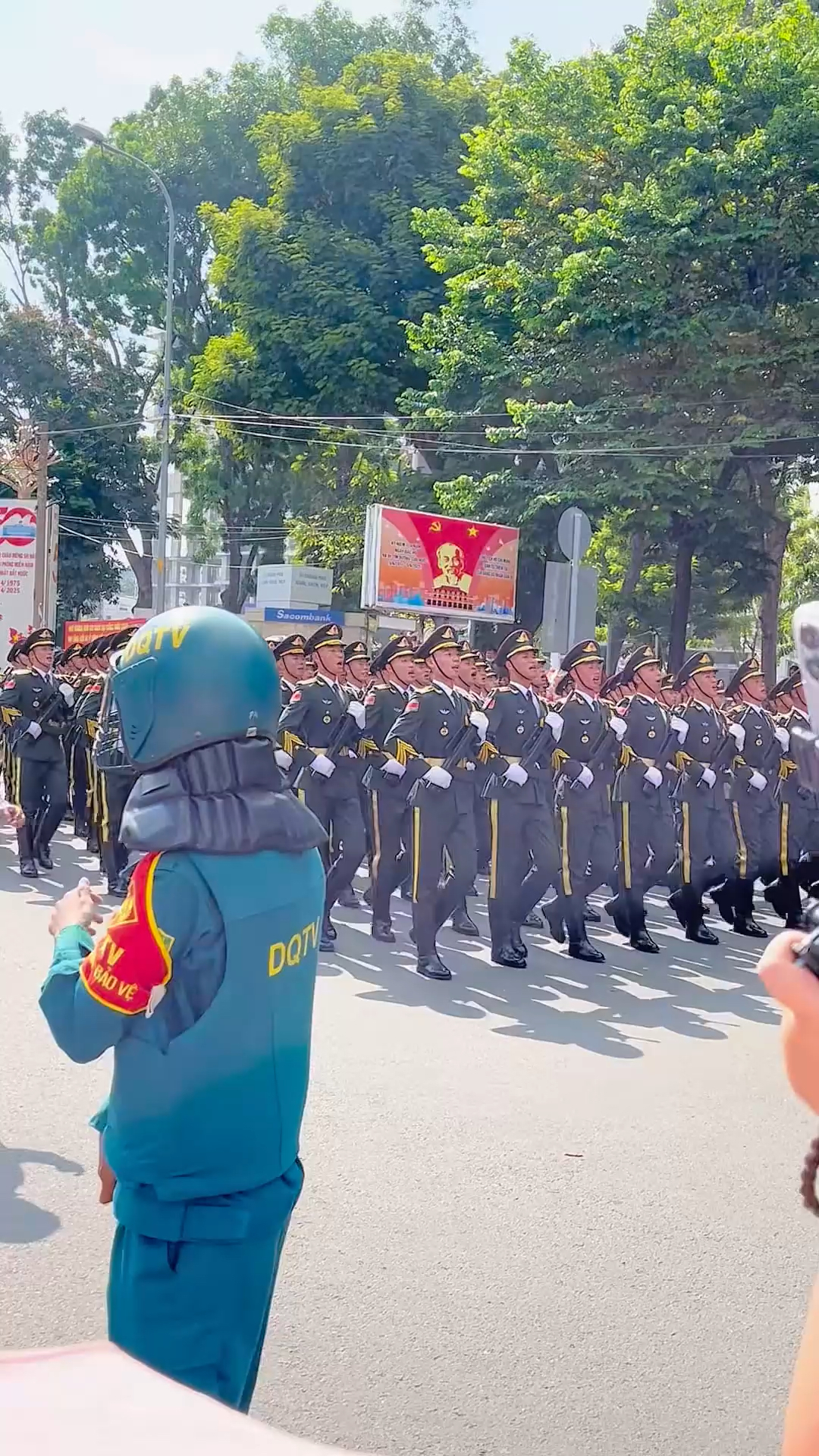 参加越南阅兵的中国解放军仪仗队总能激发越南民众的热情