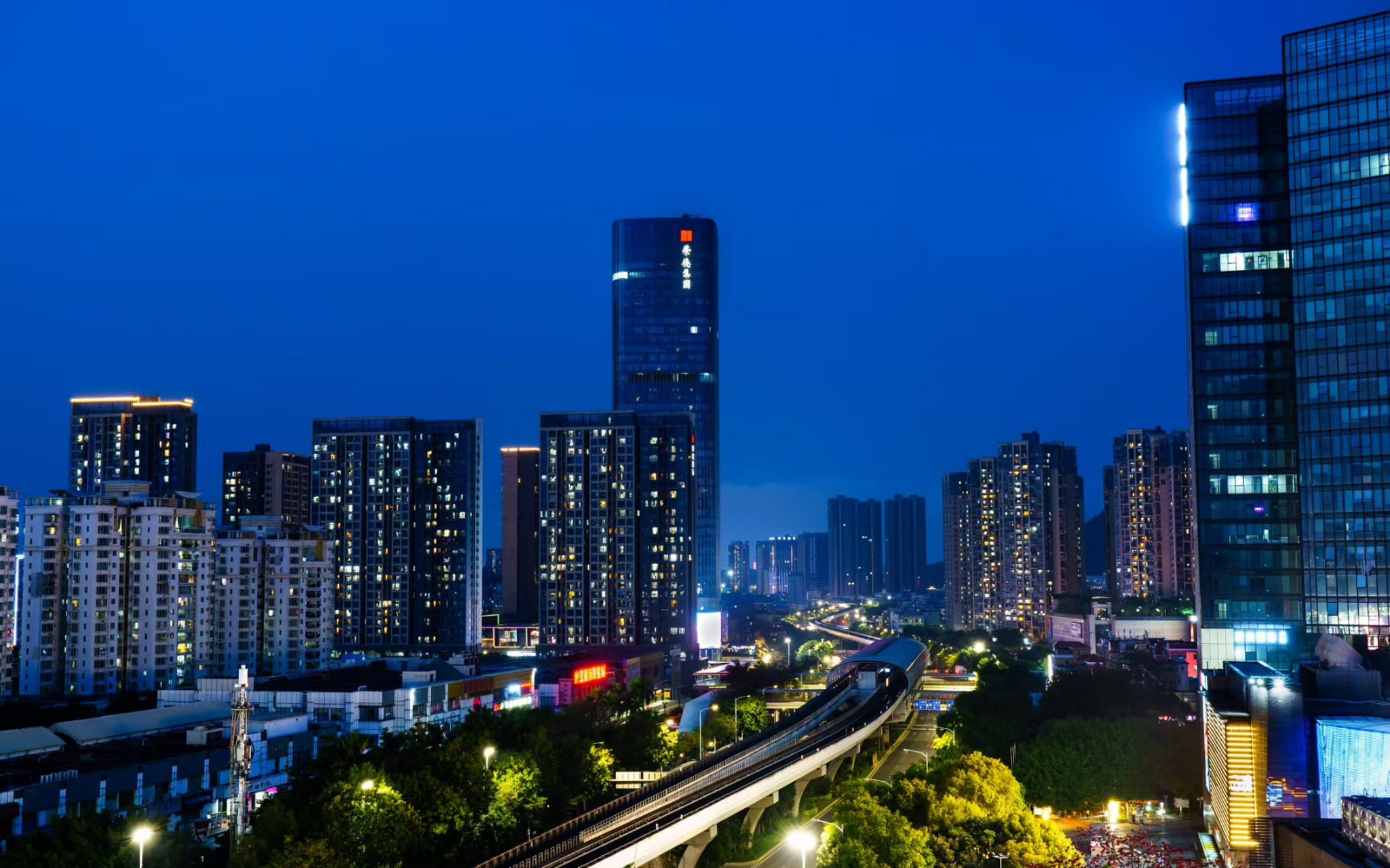 疫情防控下深圳横岗的夜晚 万家灯火星星点点!