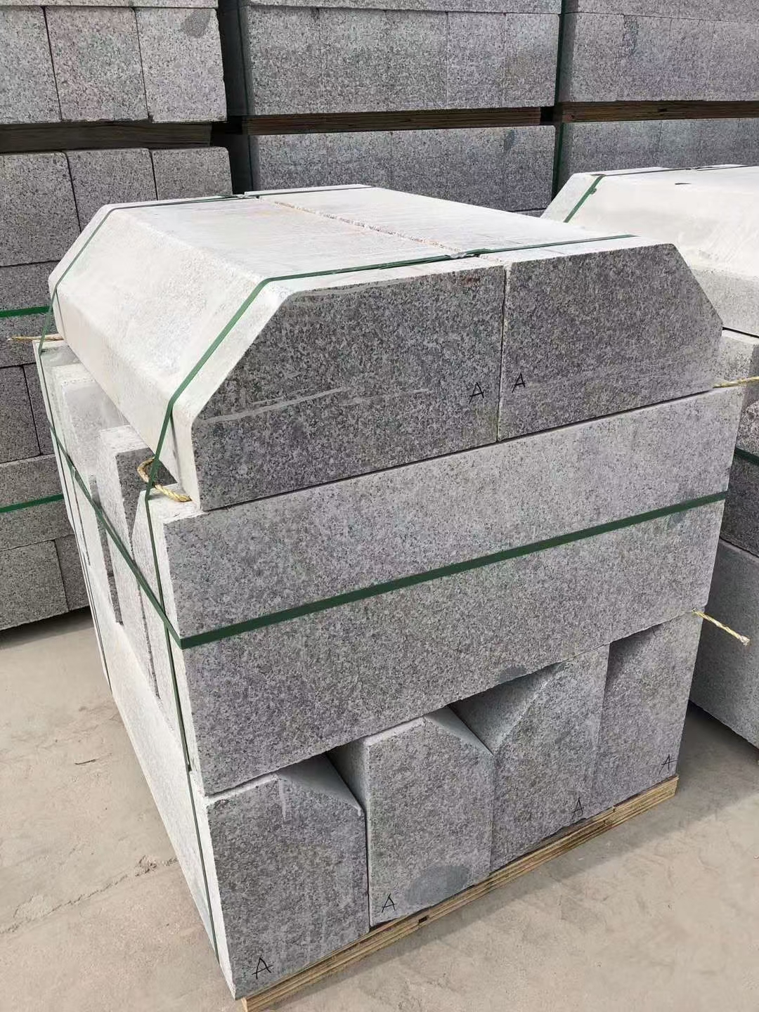 南京芝麻灰路沿石图片