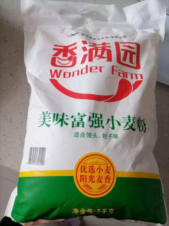 揉进时光的温柔,面粉里的哲学 每次打开香满园面粉的袋子,细腻的粉质