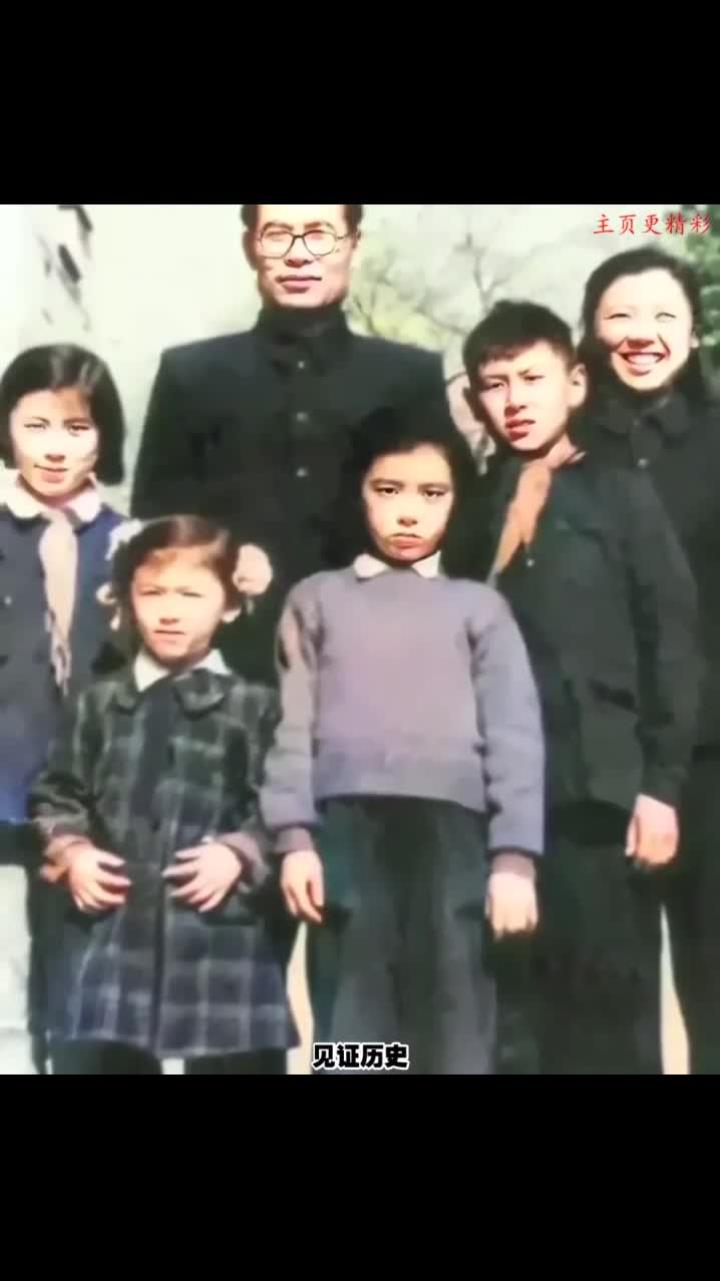 1952年春,高岗携妻李力群及子女合影