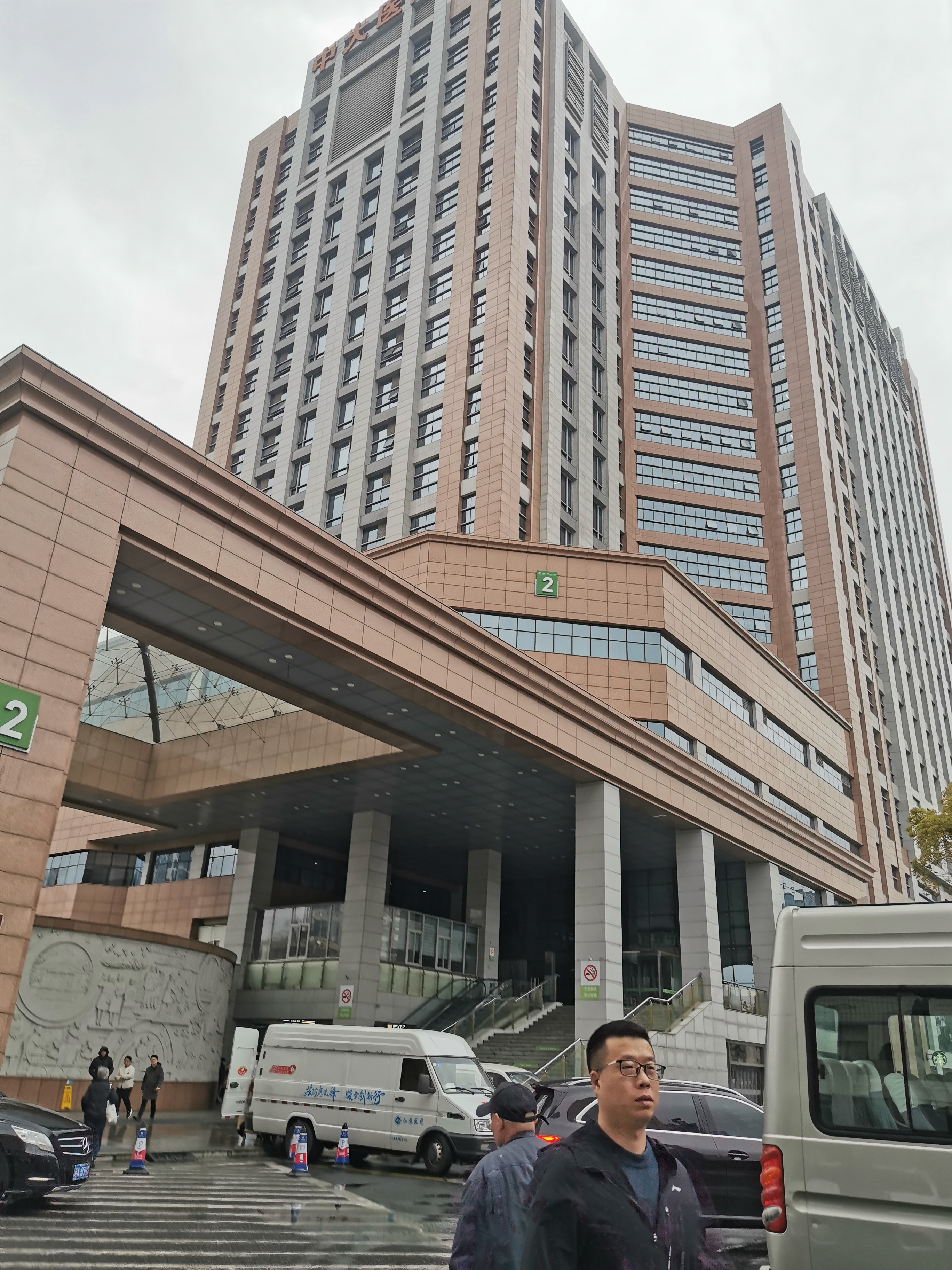 母亲还是住院了,准备做术前的各种检查