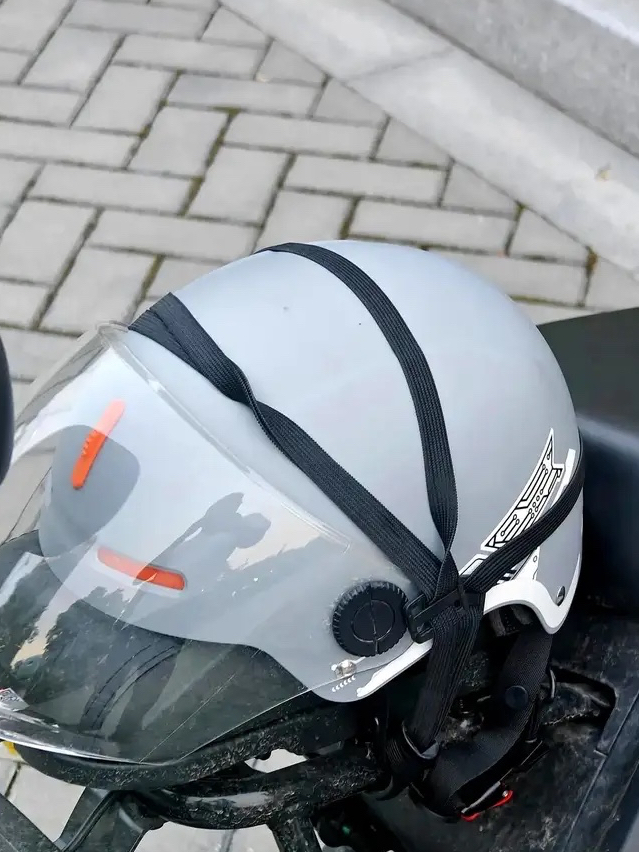 我发现一个奇怪的现象,很多电瓶车主停放好电瓶车后,就把头盔随手往