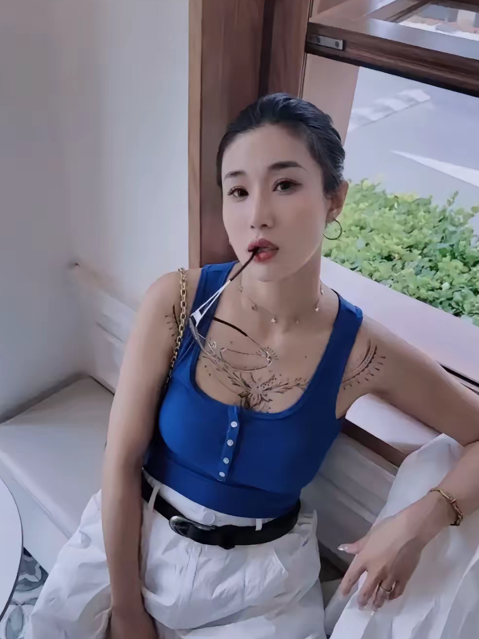 德云社演员艳妻晒照,霸气身材惹人羡!