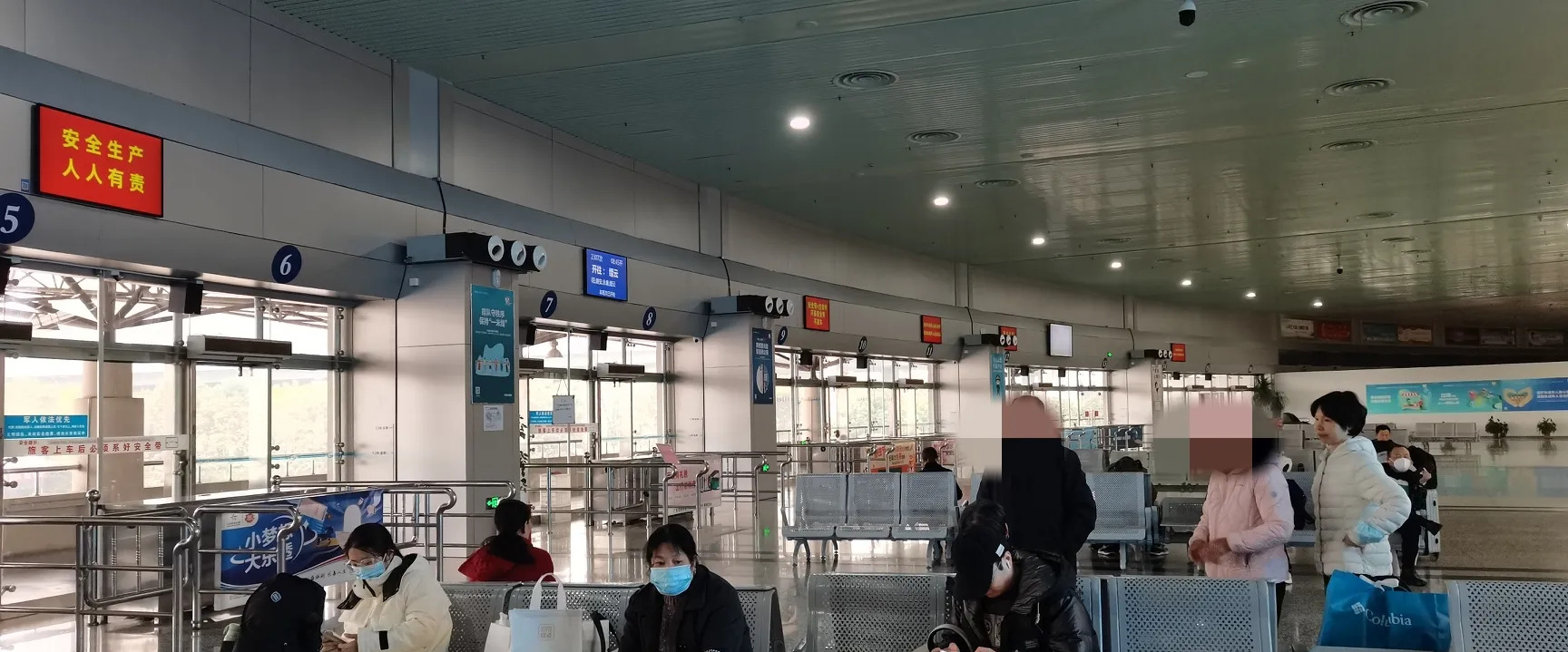 曾经的风光再也不复,冷冷清清,乘客只宁波汽车南站检票口