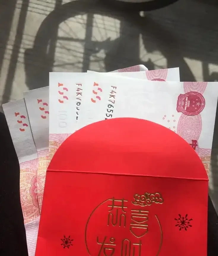当我掏出400元红包递给他时,他推开说:"不收礼,去交给会计修路用吧!