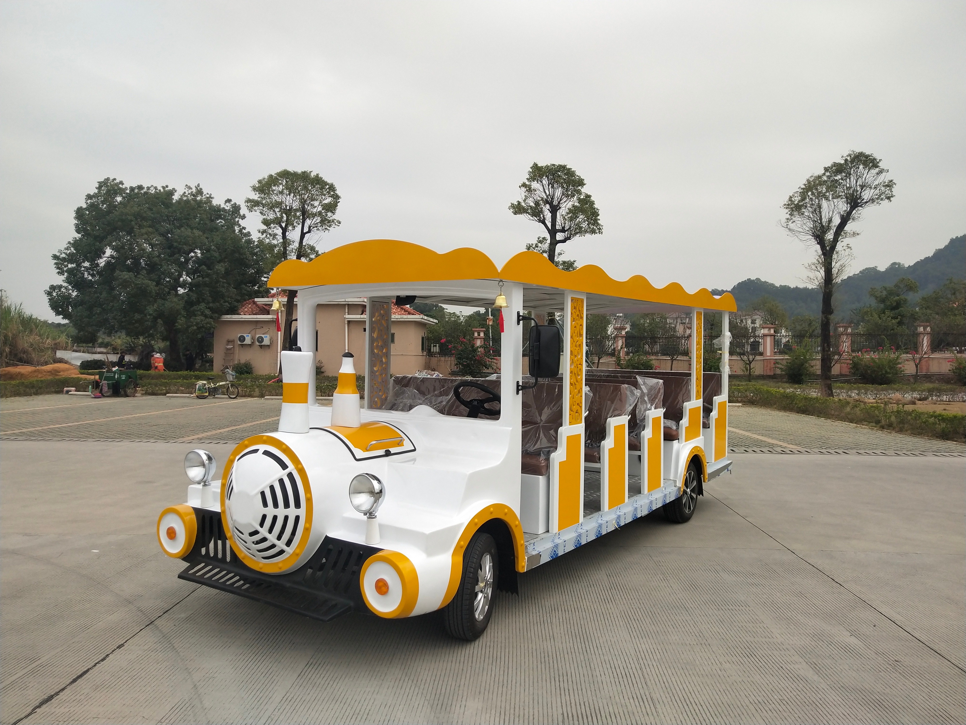 想象一下,坐在舒适的观光车上,沿途美景尽收眼底,阳光洒在脸上,心情