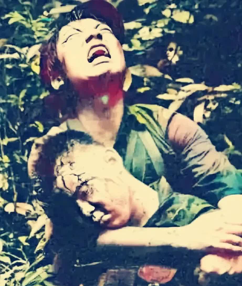 1987年老山前线,一位战士怀里搂着一位牺牲的战士撕心裂肺地痛哭,这