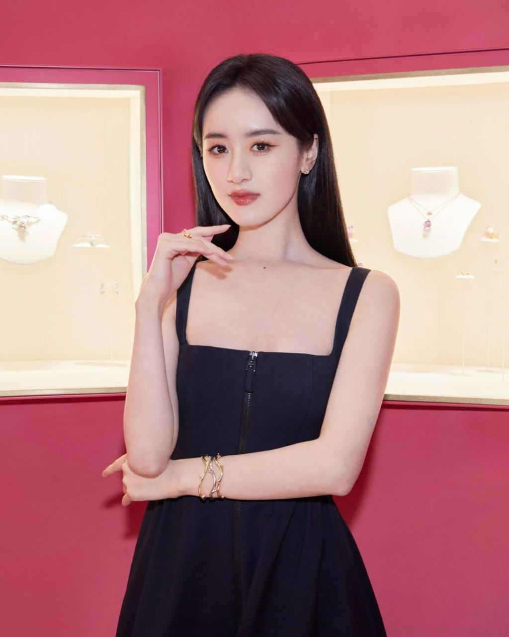 袁冰妍# 一袭黑色吊带长裙,清纯甜美的容颜,白皙细嫩的肩颈线,性感