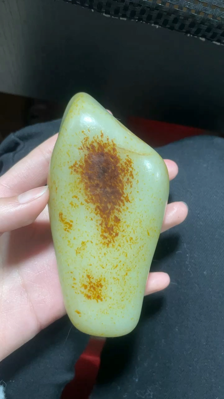香香的和田玉籽料原石手把件