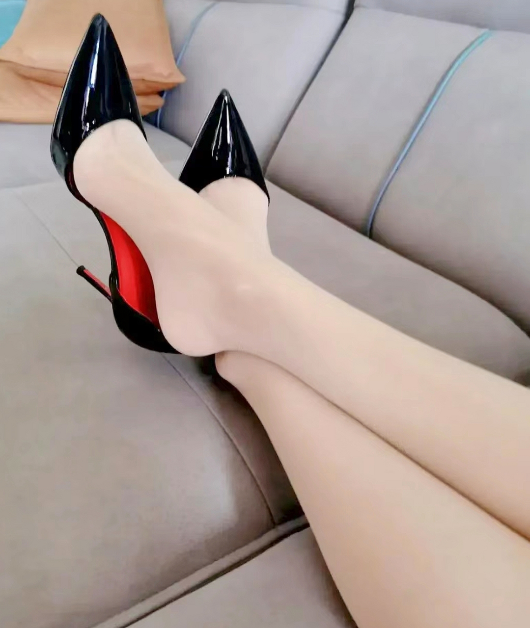 侧面镂空黑色漆皮红底高跟鞋,真的很性感#高跟鞋