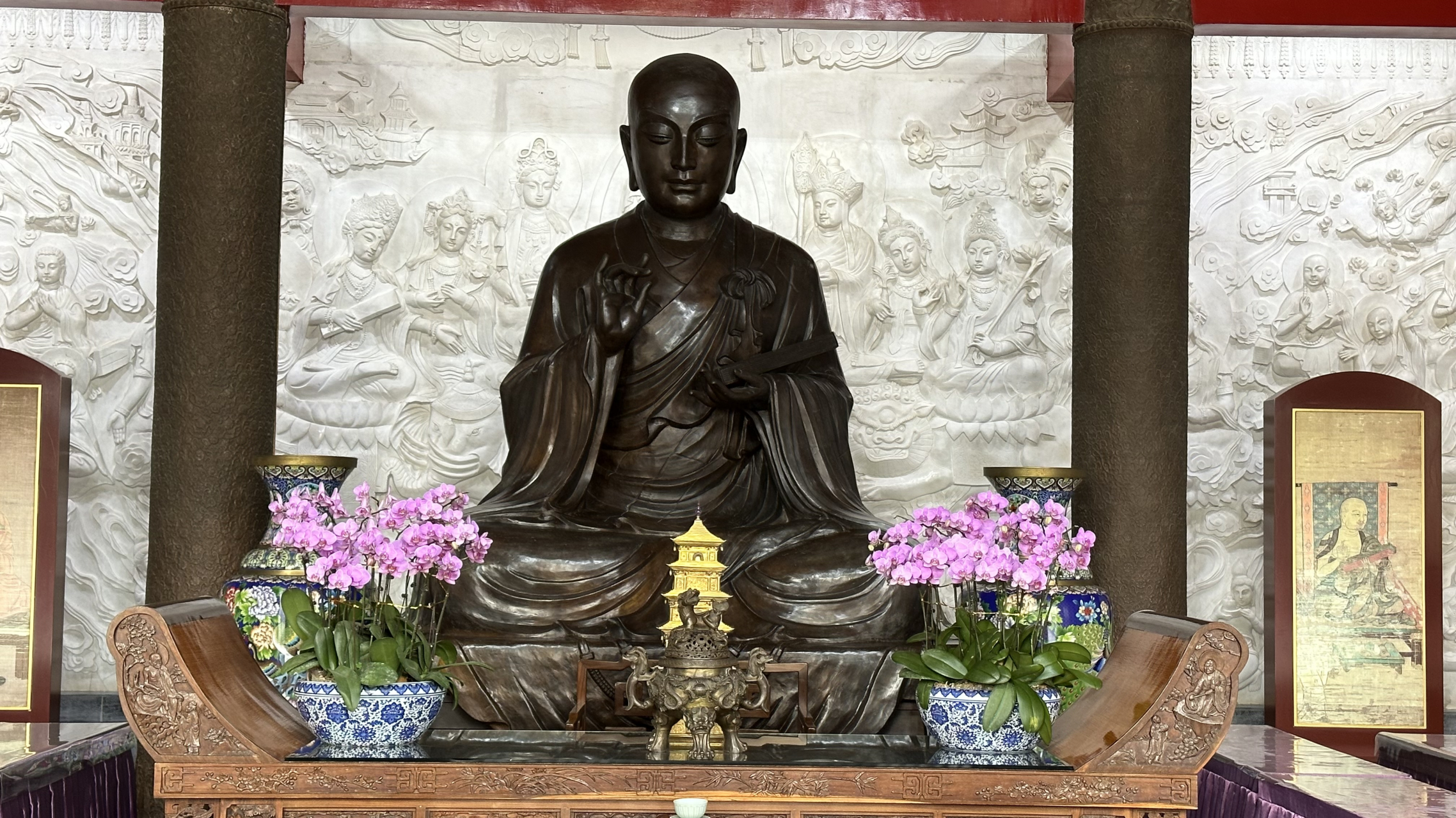 大雁塔内及广场上供奉的唐玄奘法师