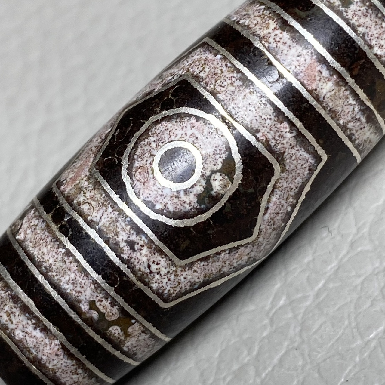 藏区回流老料镶嵌银丝满朱砂【三眼天珠】 尺寸:37*13毫米 重量11.