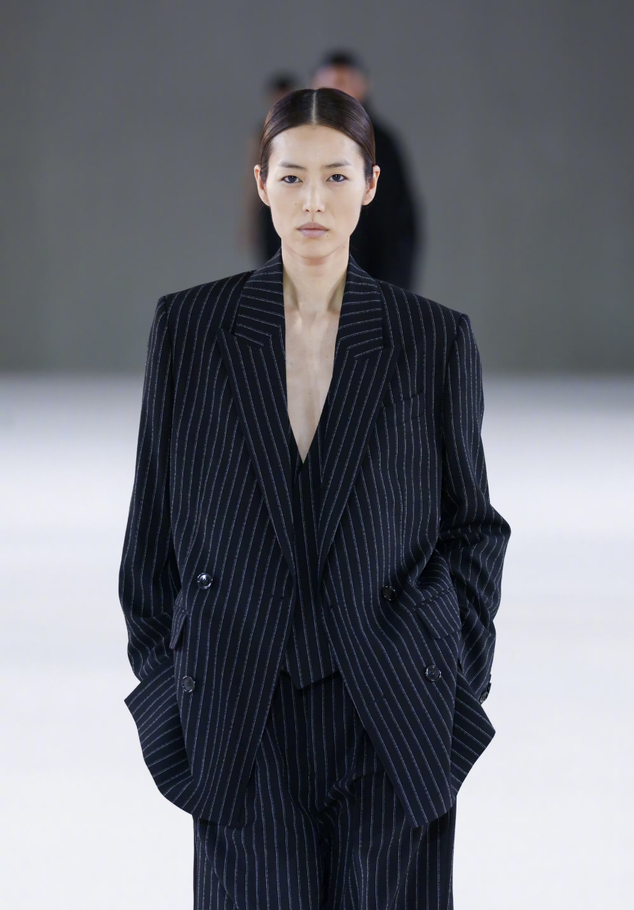 刘雯亮相巴黎男装周ami 24春夏系列大秀,担任领闭模特